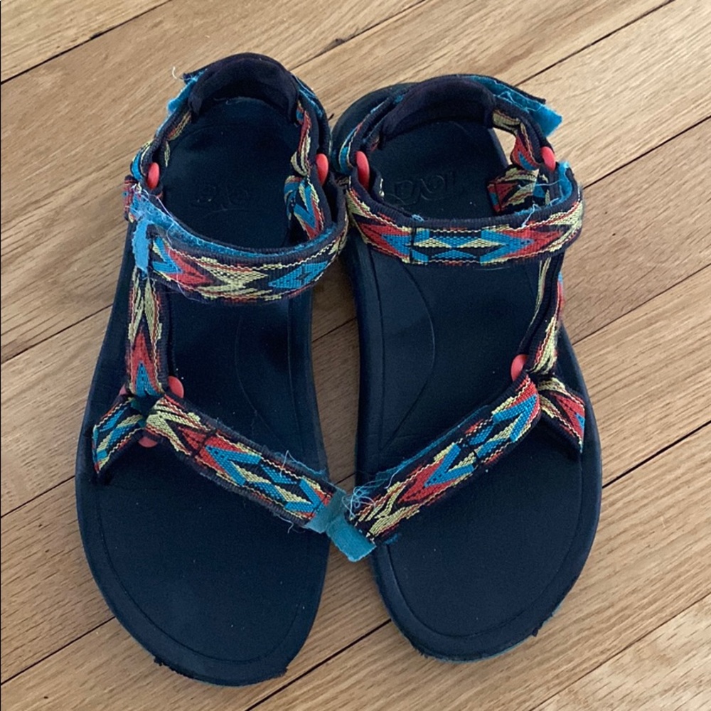 Teva hurricane 90s style sandals